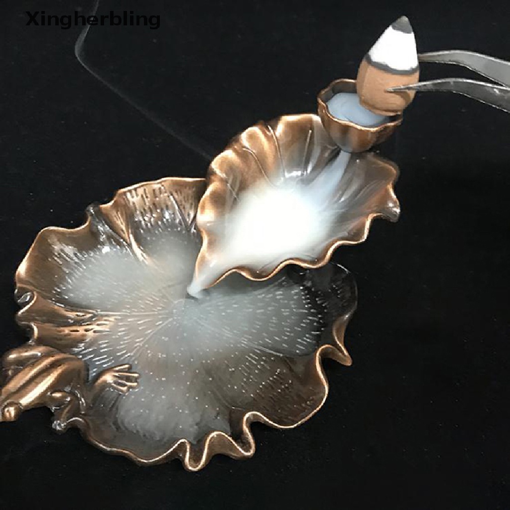 Thác khói trầm hương hình lá sen