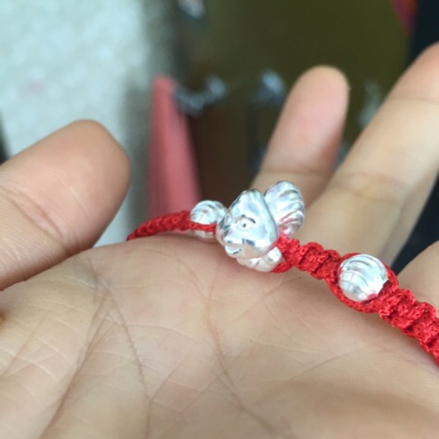 Vòng tay giáp bạc kết dây đỏ