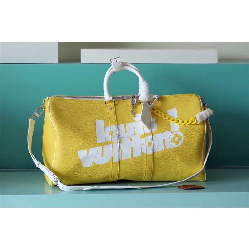 Túi du lịch Louis vuitton thiết kế in vải lụa vải da hoàn toàn tay cầm bằng da cuộc in logo ở mặt túi.