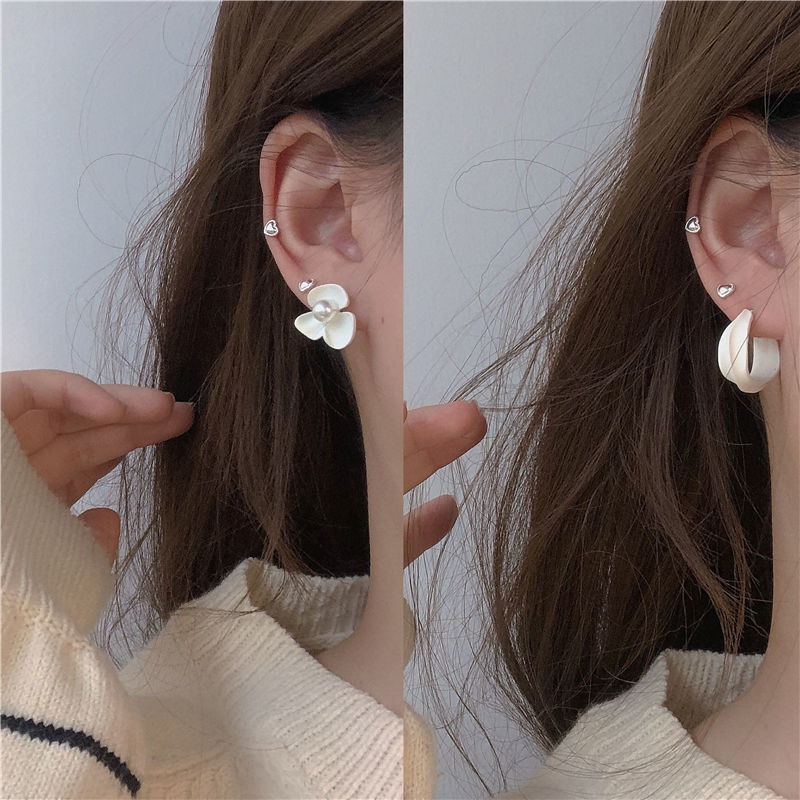 Khuyên tai nữ kiểu dáng xinh xắn hợp thời trang