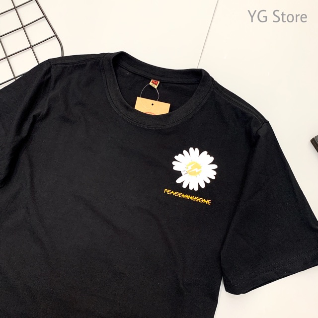 Áo thun G-Dragon in hoa cúc khuyết