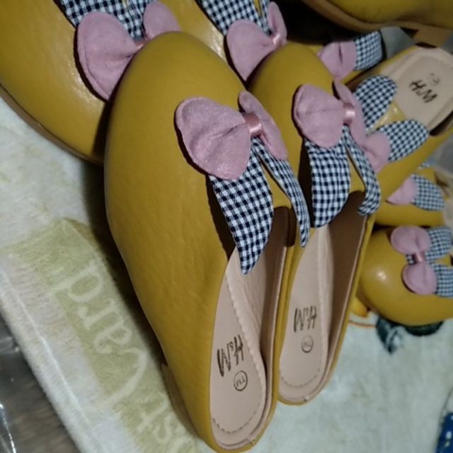 Sục bé gái màu vàng