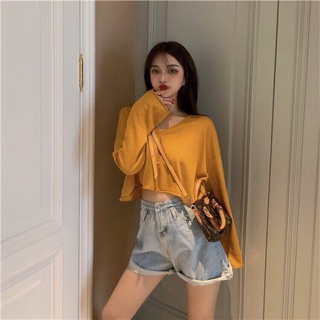 Croptop Tay Dài Cổ V Gài Nút