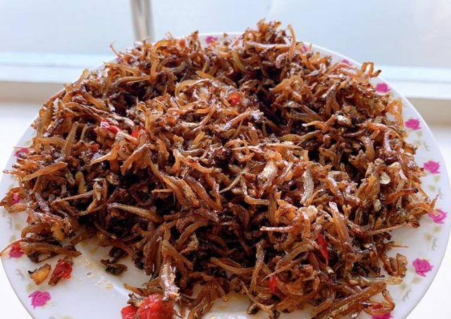 Cá cơm chiên tỏi ăn liền