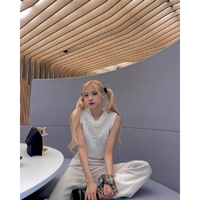 Áo gile len trắng và quần ống rộng Rosé BLACKPINK