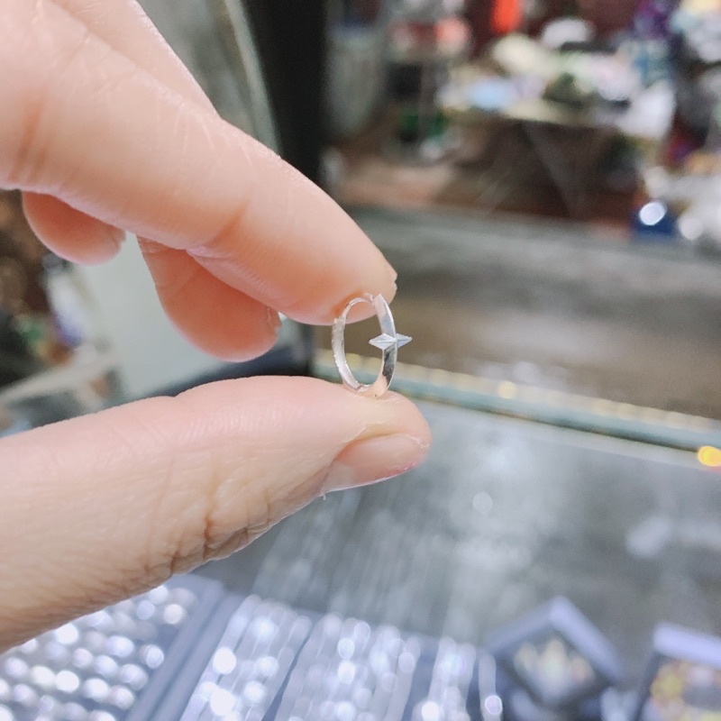 1 CHIẾC KHUYÊN TAI BẠC CÁ TÍNH