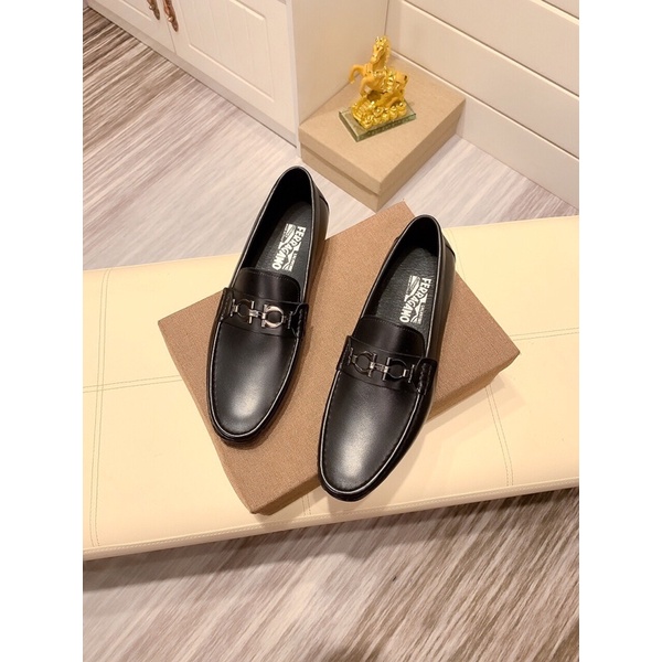 Giày tây lười nam Ferragamo da thật cao cấp bên trong lót bằng da được làm thủ công tinh tế.