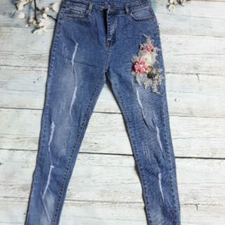 Quần jeans đính hoa nổi.