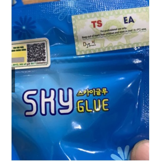 Keo nối mi sky trong, keo tàng hình là dòng chân keo trắng, phù hợp để tạo fan mi