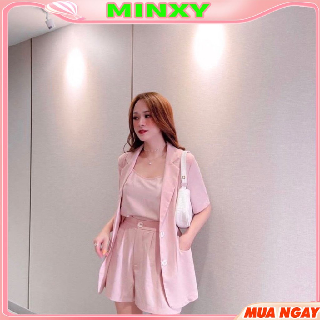 Bộ vest cộc tay màu hồng, khuy trắng, chất đũi mát, lên form nhẹ nhàng, dễ thương dành cho chị em