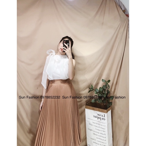 Chân váy dập li xếp li dài và áo cổ yếm