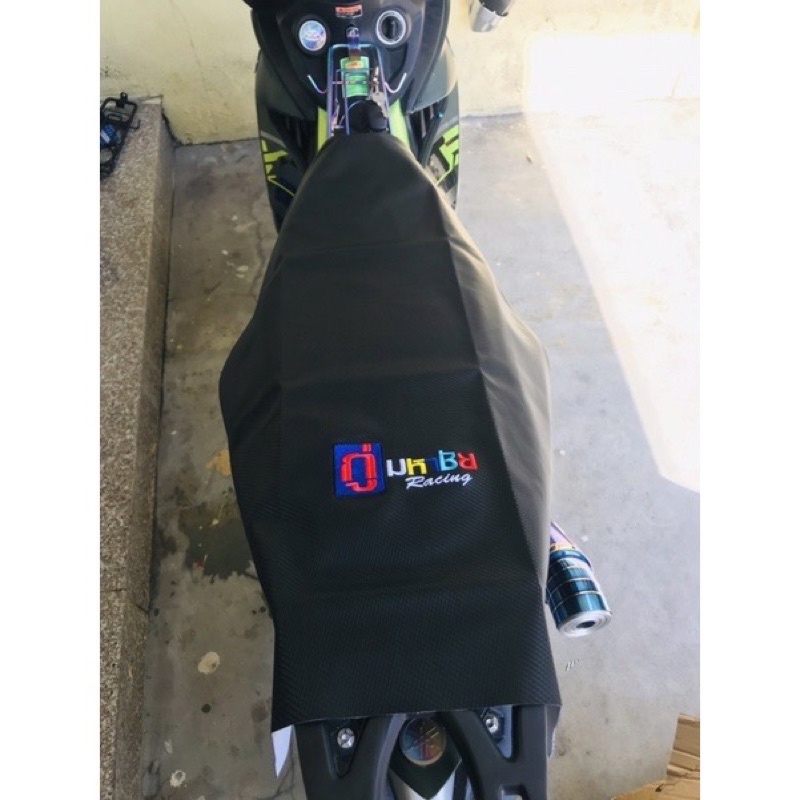 Vỏ Yên Các Bon Thêu Chữ Thái Đa Năng Co Dãn 4 Chiều Bọc Các Loại Xe Số Xe Côn