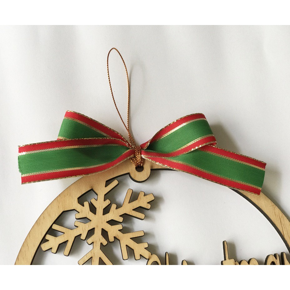 Phụ kiện trang trí Noel: Bảng treo cửa hình tròn khắc chữ Merry Christmas bằng gỗ, có gắn nơ xanh đỏ - Wooden Studio