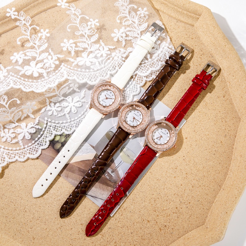 Đồng hồ quartz đính hạt đá với dây đeo da sang trọng