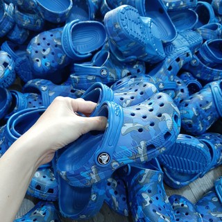 (Ảnh thật + Tặng kèm) Dép sục crocs classic phun sơn kids cao cấp màu xanh cá mập - crocs house