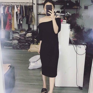 Váy suông đen trễ vai phối dây bên