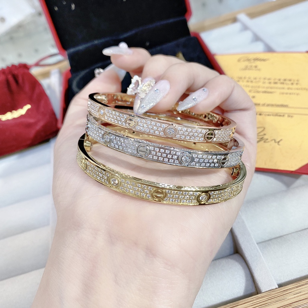 Vòng tay titan nữ CATIER đính full đá Xoàn có dập logo bên trong kèm Full Box - Có kèm vít mở khoá và đính xoàn hột chủ