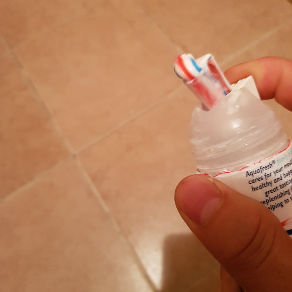 Kem Đánh Răng Aquafresh Whitening