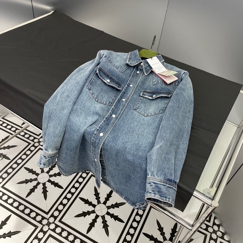 Áo khoác denim cao cấp chữ thương hiệu Gucci GG/GC hoạ tiết con hổ phía sau áo