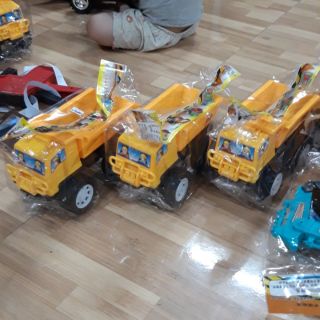 Xe ôtô  chở đất , cát cho bé
