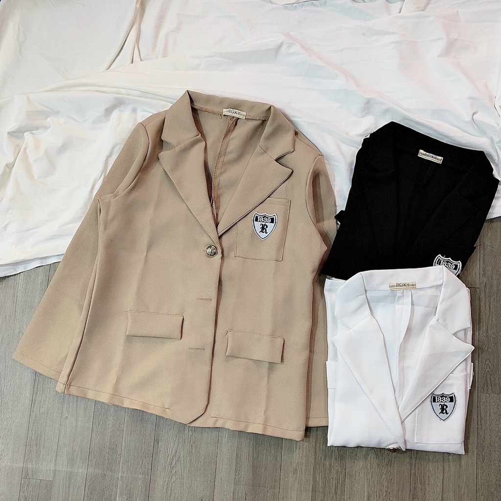 Áo khoác blazer nhẹ form dài nữ tính thêu logo | BigBuy360 - bigbuy360.vn