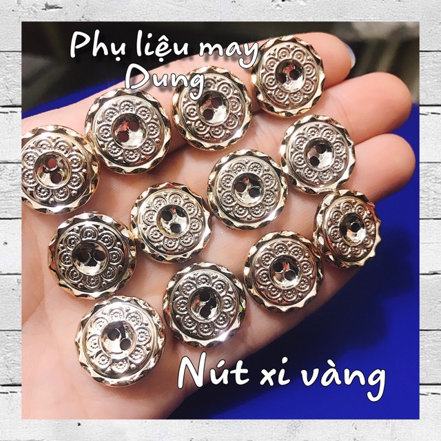 Nút 2 lỗ xi vàng khắc hoa văn