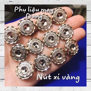 Nút 2 lỗ xi vàng khắc hoa văn