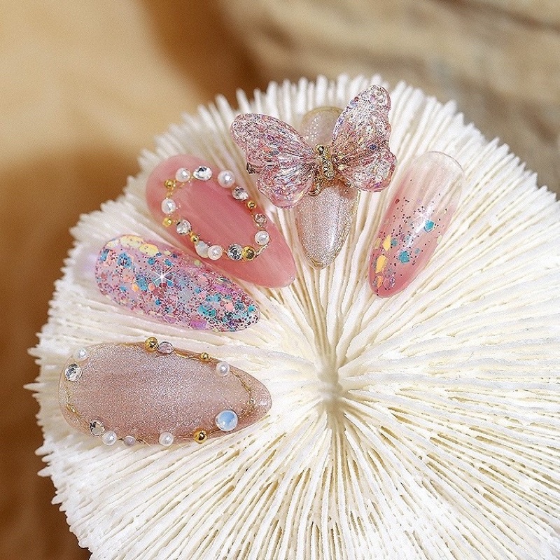 Charm bướm rung lò xo trang trí móng tay nữ tính