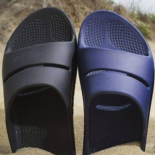 Dép đi bộ Nam, Nữ Oofos màu đen.