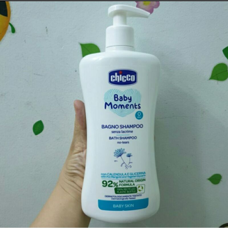 Sữa tắm gội Chicco 500ml Chiết xuất Yến mạch/ Hoa Cúc/ Hương Phấn cho bé 0M+