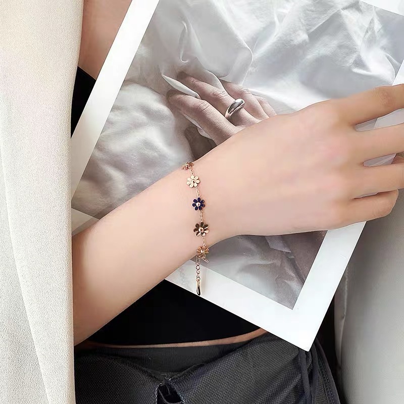 Vòng tay hoa cúc nhỏ bằng thép titan nhập khẩu Đức màu vàng hồng đơn giản dễ phối đồ phong cách mori thời trang