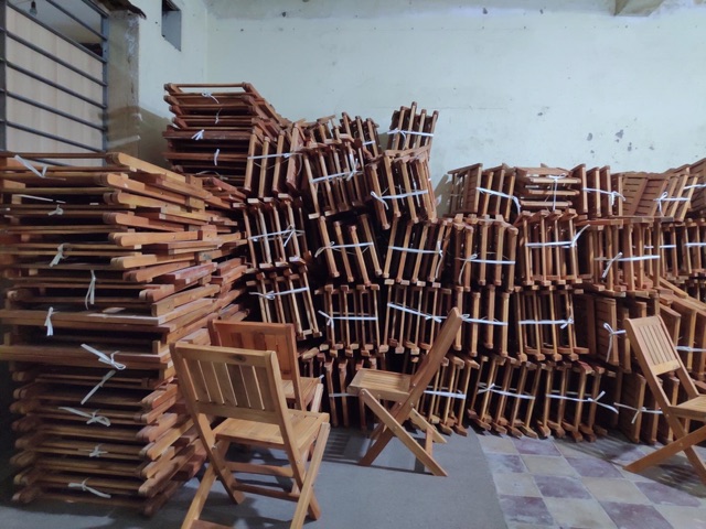 Ghế gấp gỗ nhỏ và bàn trà tiệm trà chanh