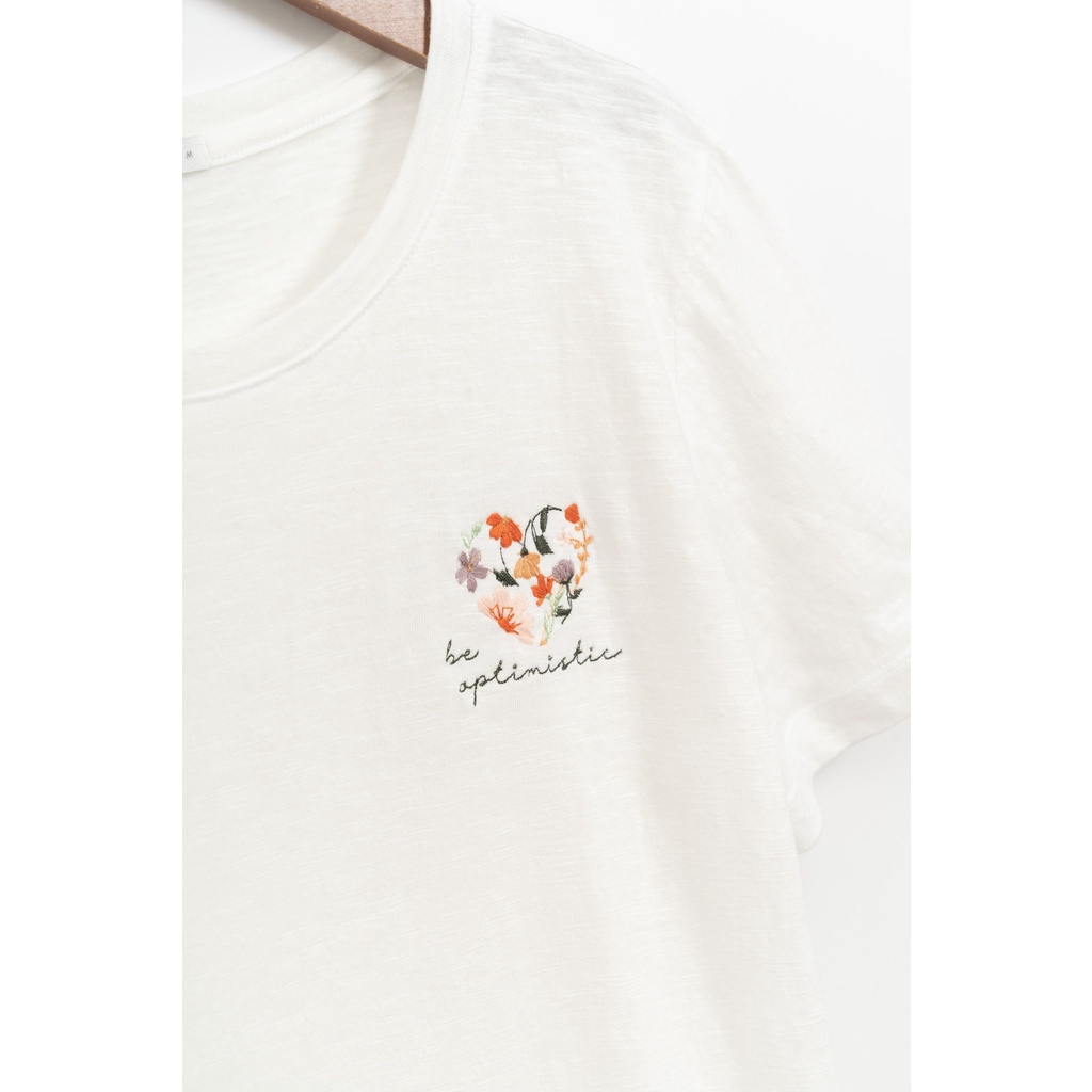 Áo thun trắng nữ MADELEN thêu flower | BigBuy360 - bigbuy360.vn