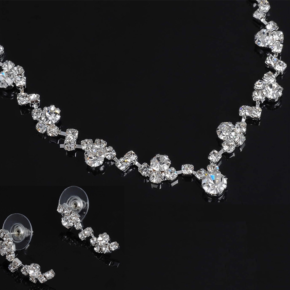 Bộ dây chuyền và đôi khuyên tai tiết kế duyên dáng tinh tế