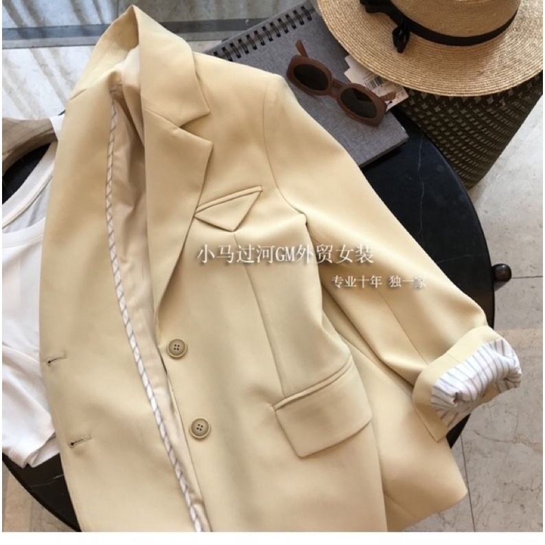 áo blazer màu vàng ống tay có sọc kẻ cách điệu cho các chị em công sở, đi chơi