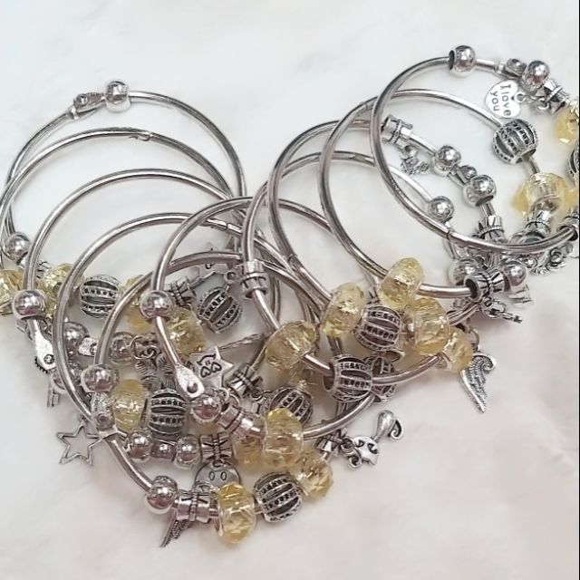 Vòng tay kiềng hạt phụ kiện màu vàng.35k / cái