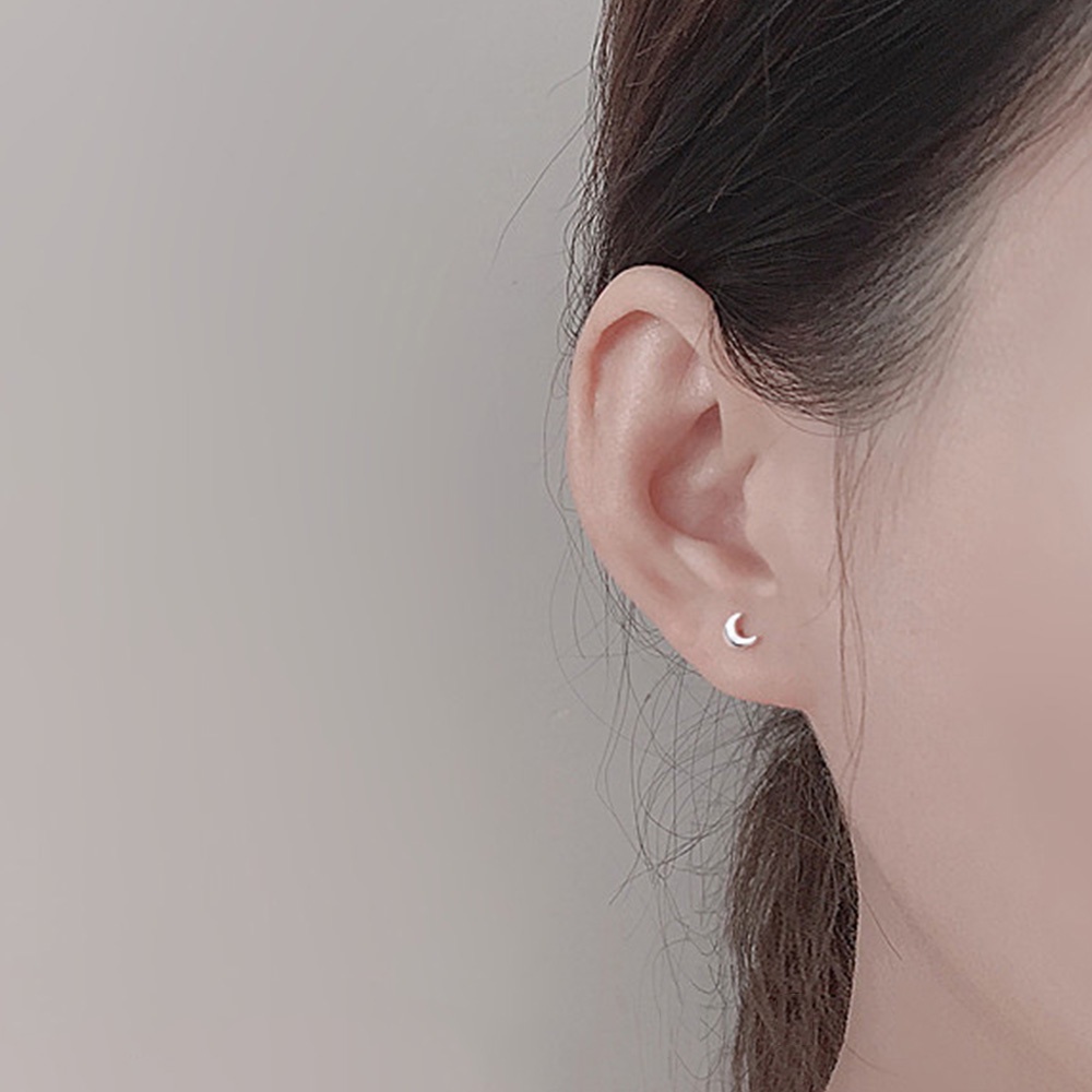 Bông Tai Hình Trăng Khuyết Mini Màu Bạc Thời Trang Cho Nữ