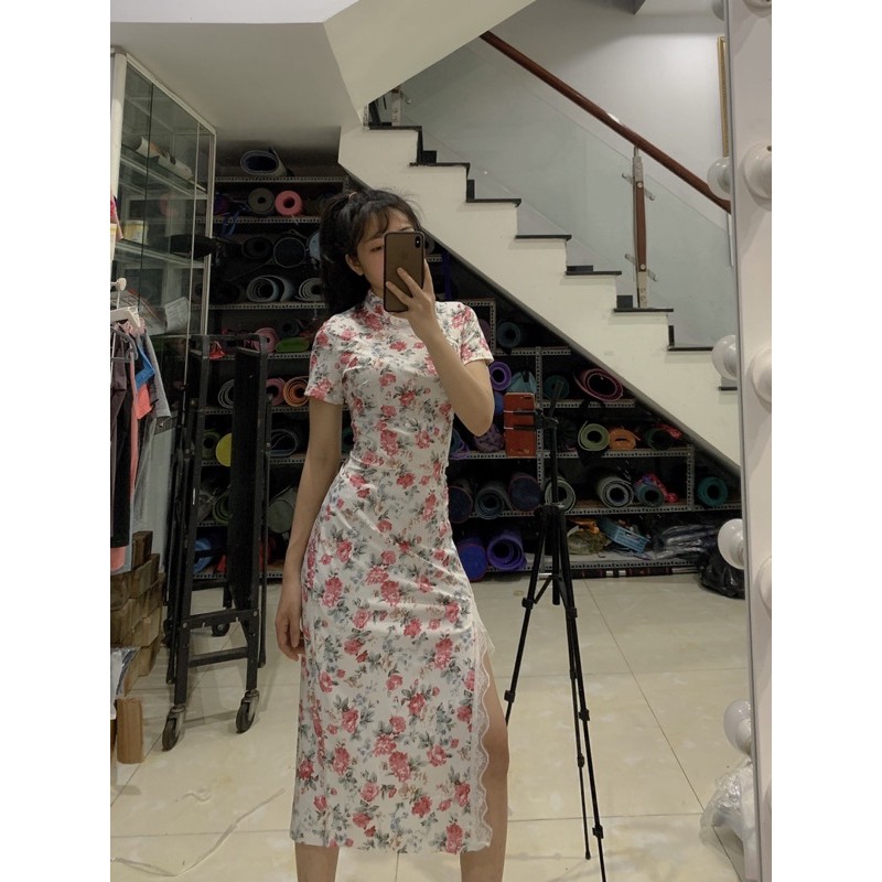 Sườn xám hoa hồng form dài xẻ đùi.