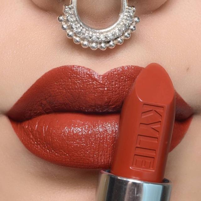 Son Kylie - Creme Lipstick màu Trouble Maker, Creme Brulee