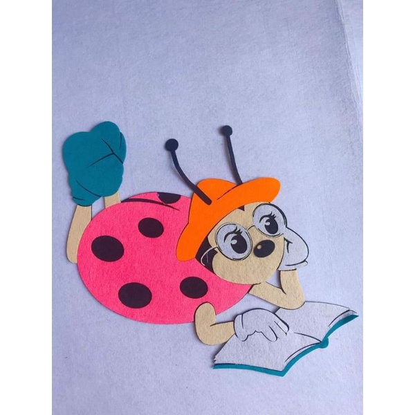 Hình rời bé Ong đọc sách