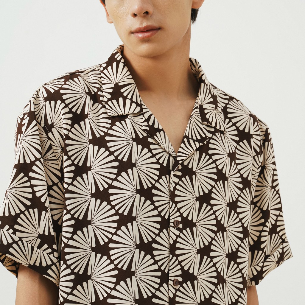 Áo Sơ Mi Cộc Tay Cổ Ve Nam Hoạ Tiết Quạt Nâu UNICUS Koni Shirt | BigBuy360 - bigbuy360.vn