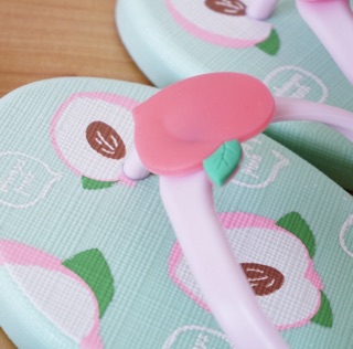 DÉP NHỰA CHARM TRÁI ĐÀO