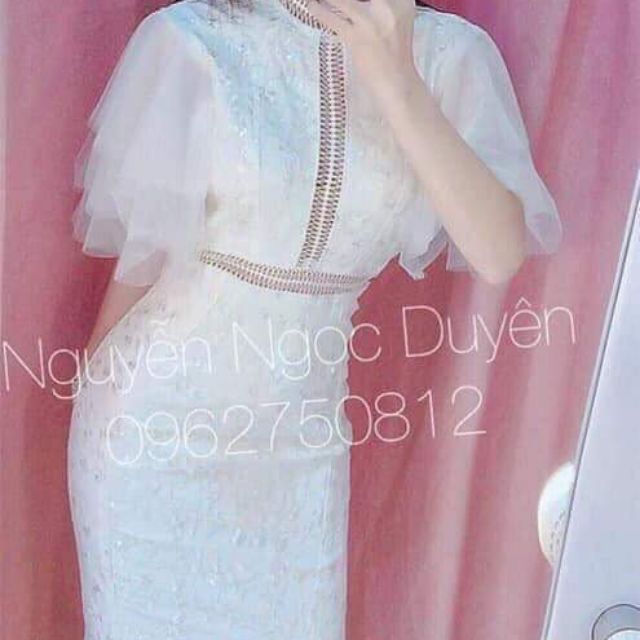 Đầm body ren phối tay lưới kết hoa nổi đính hạt hở lưng kết đá pha lê .