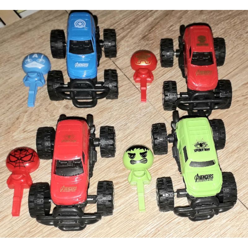 Một chiếc xe siêu anh hùng chạy bằng chìa khóa bằng nhựa rất đẹp