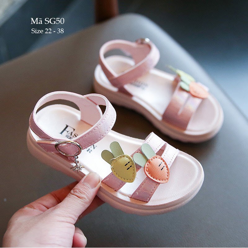 Dép sandal bé gái quai họa tiết cà rốt dễ thương cho bé 1 - 12 tuổi đi học đi biển quai hậu thời trang SG50