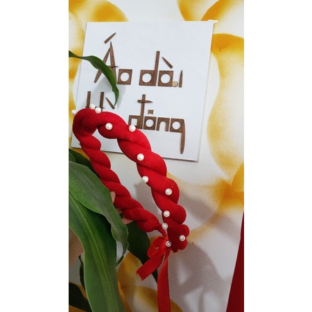 Mấn đội đầu áo dài màu đỏ, vàng, hồng