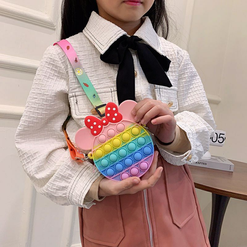 Túi đeo chéo hình chuột micky tròn đáng yêu bầng silicone cho bé gái