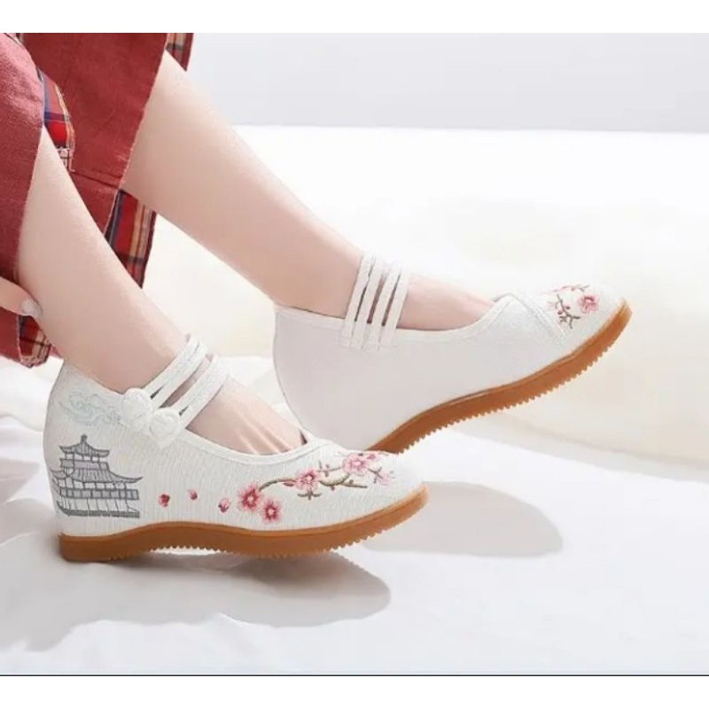 Giày thêu cổ trang cao gót