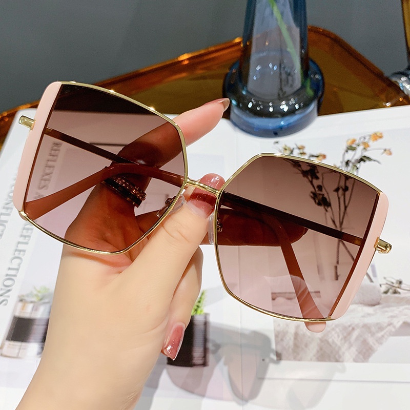 Mắt kính mát gọng kim loại tròng màu gradient sành điệu cho cả nam và nữ