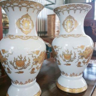 Bình hoa trắng sứ in rồng. CAO 26CM